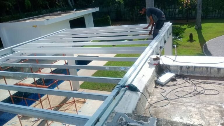 Estrutura de cobertura retrátil