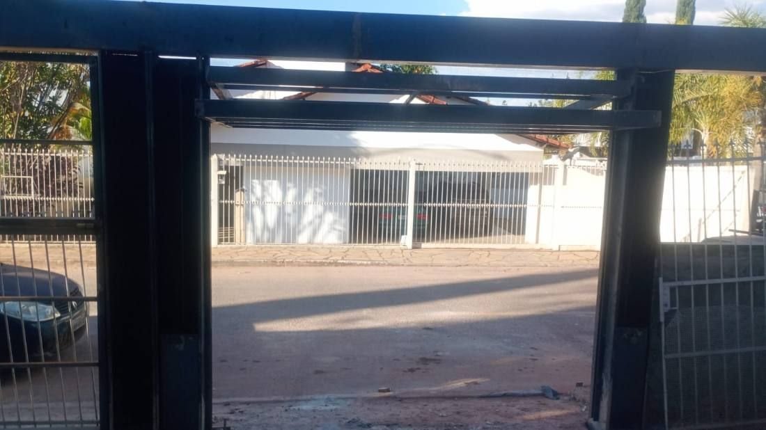 Portão de garagem metálico