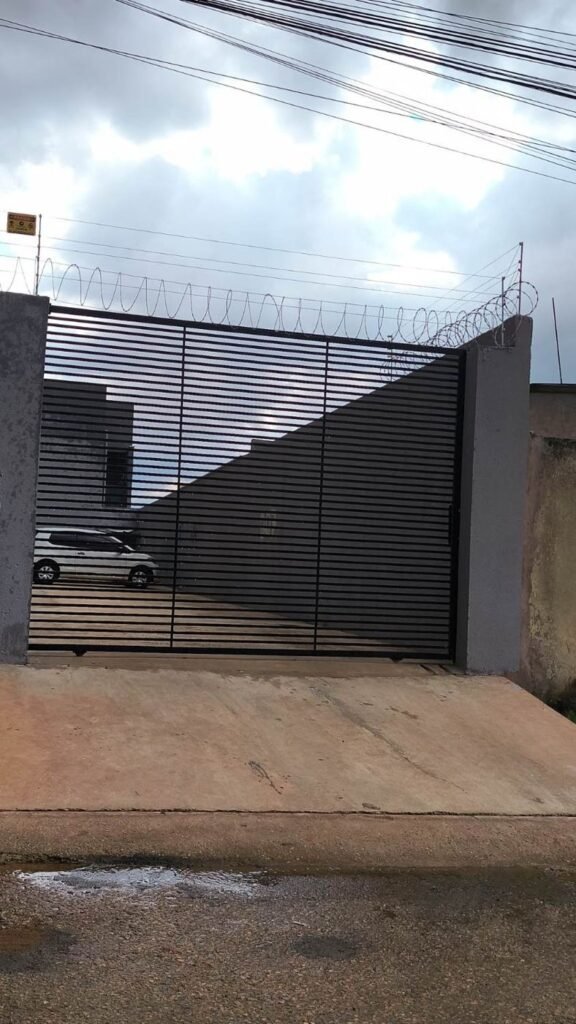 Portão ripado com concertina